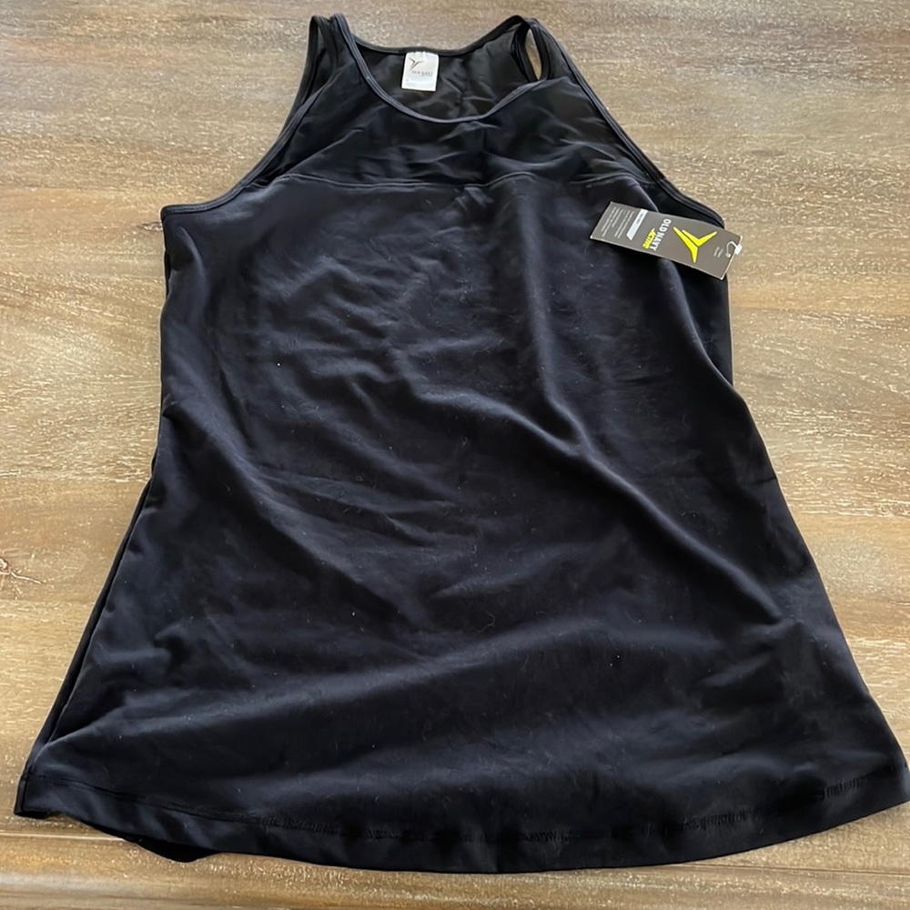 Women Old Navy Dry -fit shirt. Size medium. Black color. New with tags